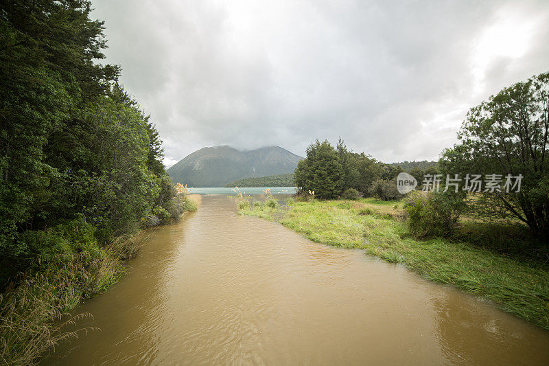 河流流入罗托提湖，背景是山脉景观