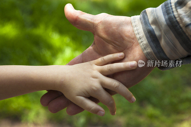 祖父和孙子的握手