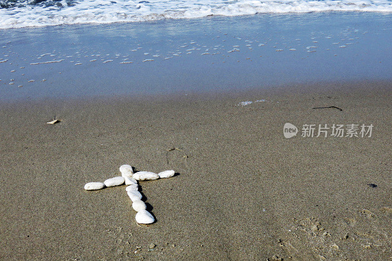 沙滩上的十字架