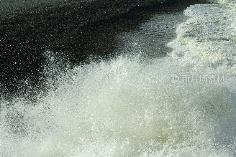 在砾石海滩上冲浪