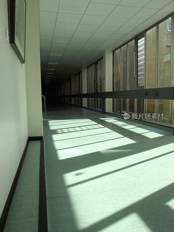 NHS医院走廊的图像，通往医疗病房