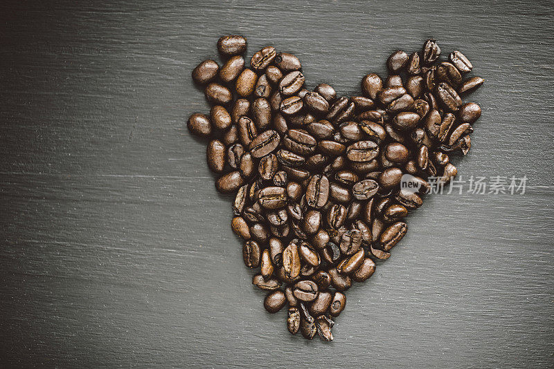用咖啡豆制成的爱心