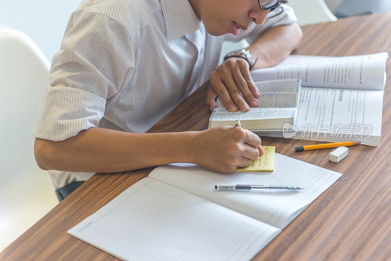 勤奋的学生试图在最后期限前完成他的家庭作业