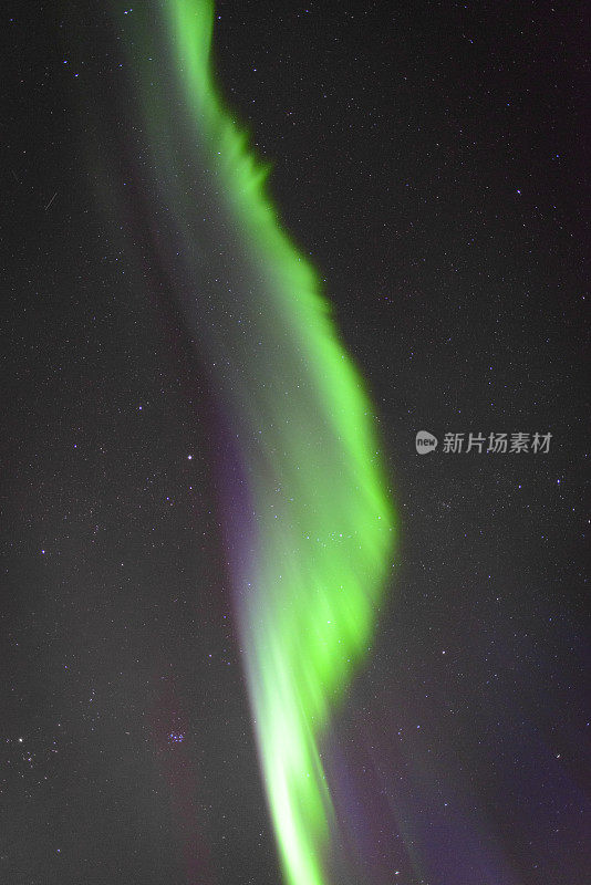 挪威罗浮敦群岛夜空中的北极光