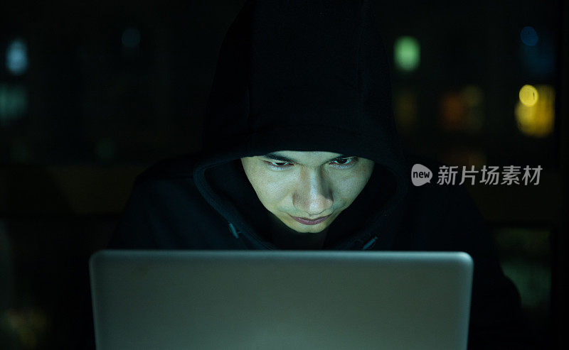 黑客在晚上用电脑攻击互联网