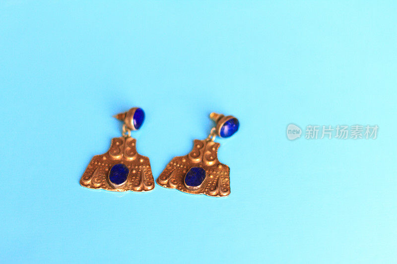 古董土耳其耳环与天青石，蓝色背景