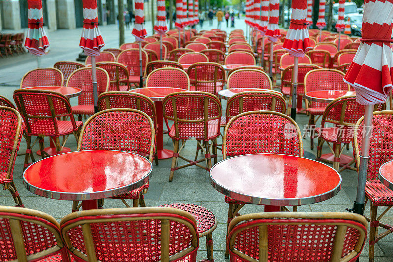 巴黎街头一家餐馆的空椅子