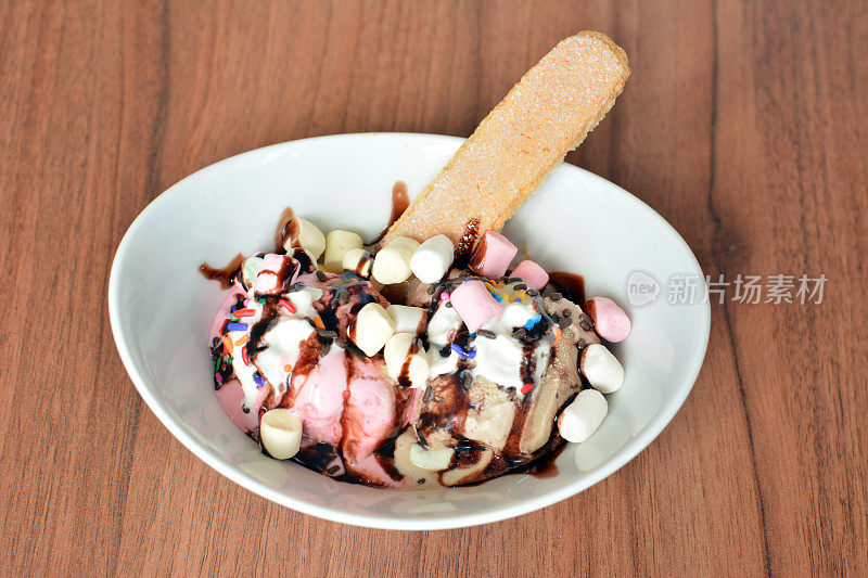 美味的冰淇淋在桌子上