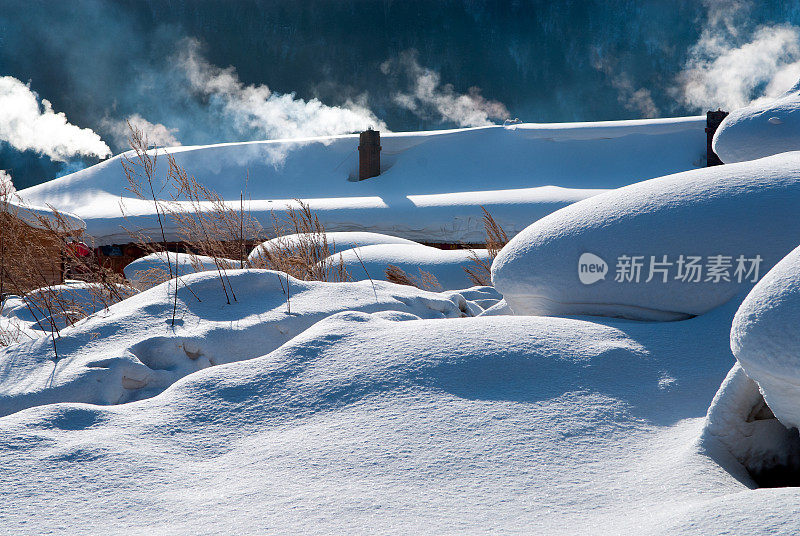 白雪覆盖的小屋