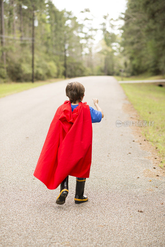 小男孩在户外玩超级英雄。假装,装扮。