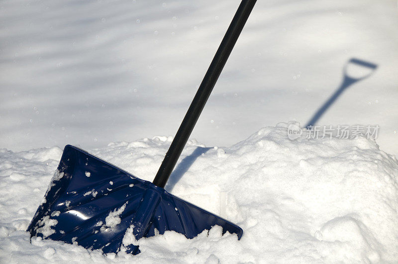 塑料铲在刚落下的雪