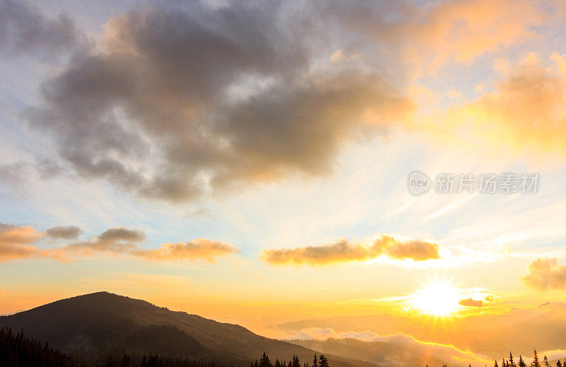 喀尔巴阡山脉。美丽的山景。大自然在山中。美丽的云。