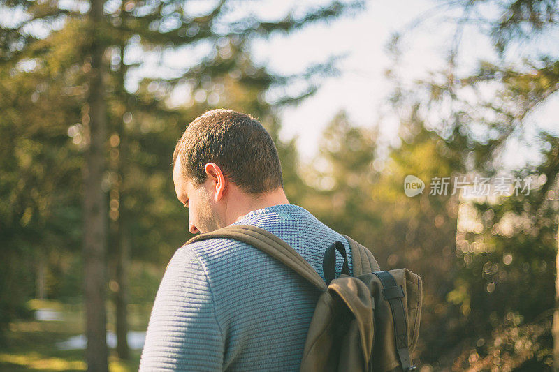 一个背包客试图找到他们的路。森林里的背包客