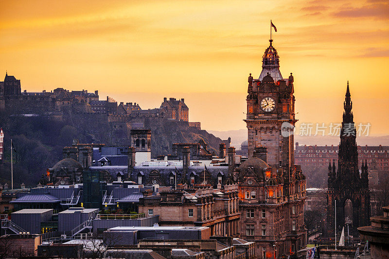 日落时分的爱丁堡城市天际线