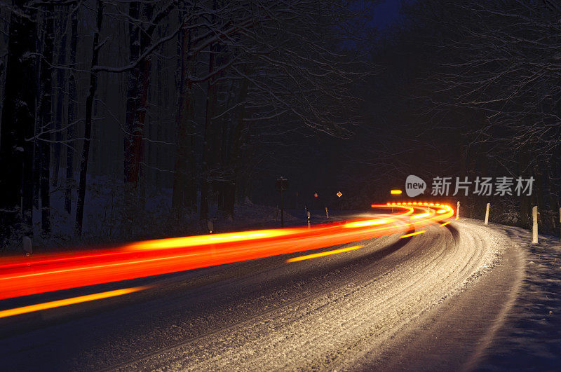 积雪弯道上的车辆