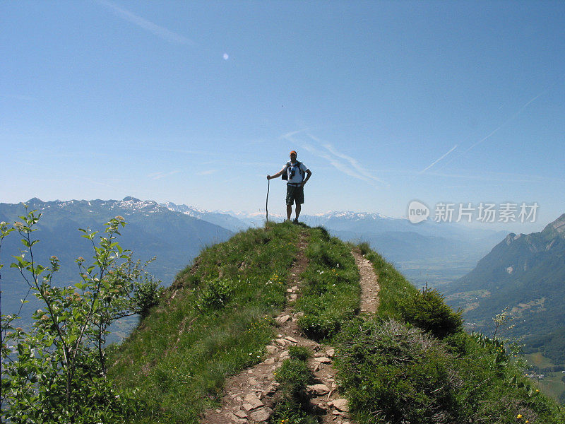 山顶的登山者