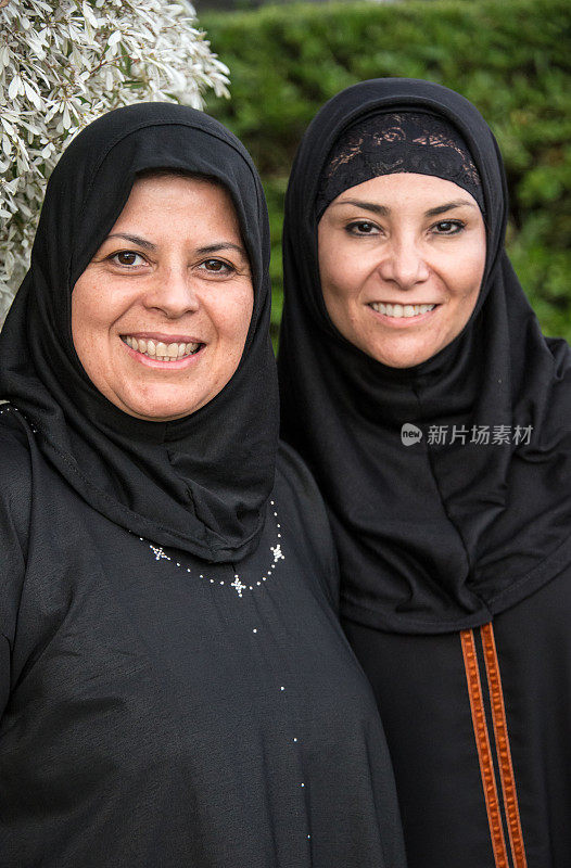 两个穆斯林妇女