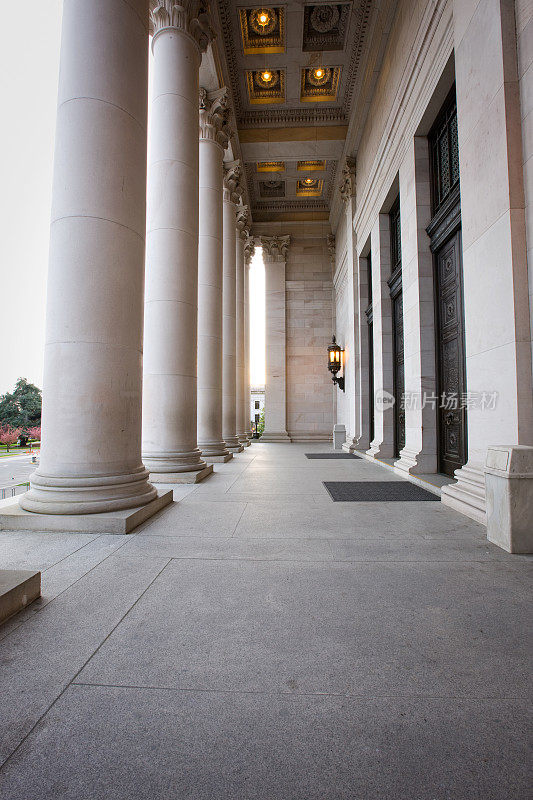 华盛顿州国会大厦的石柱和门