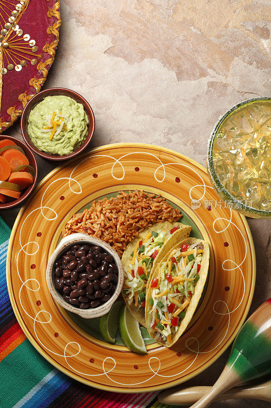 两份玉米饼，米饭和豆子