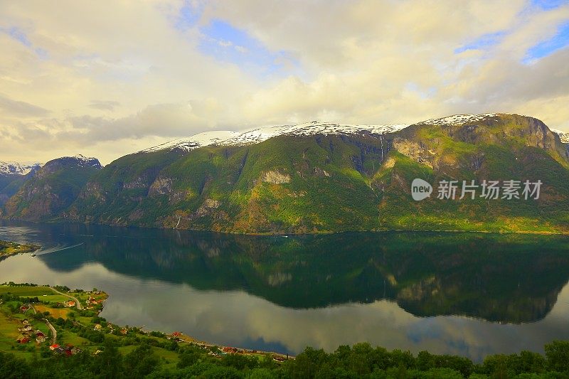 田园诗般的峡湾景观全景，戏剧性的日出，挪威，斯堪的纳维亚