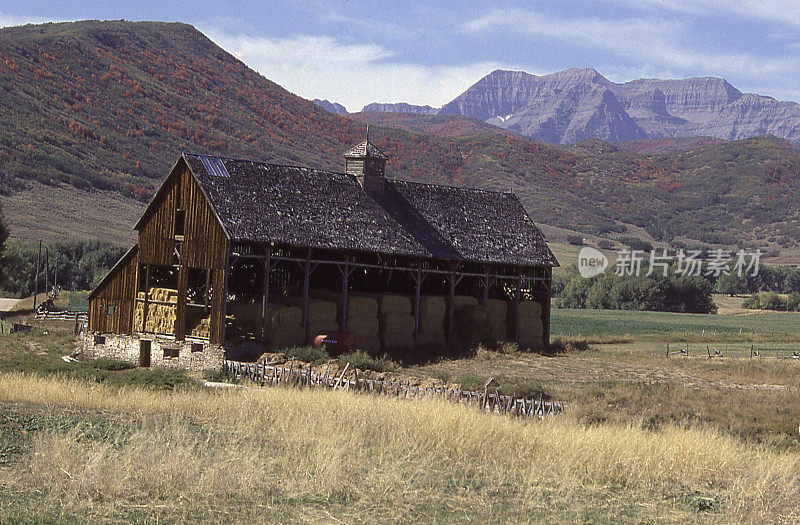 在中途岛和犹他州的Timpanogos山附近的老谷仓早秋