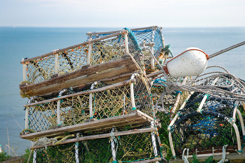 英国港口前堆放着螃蟹笼