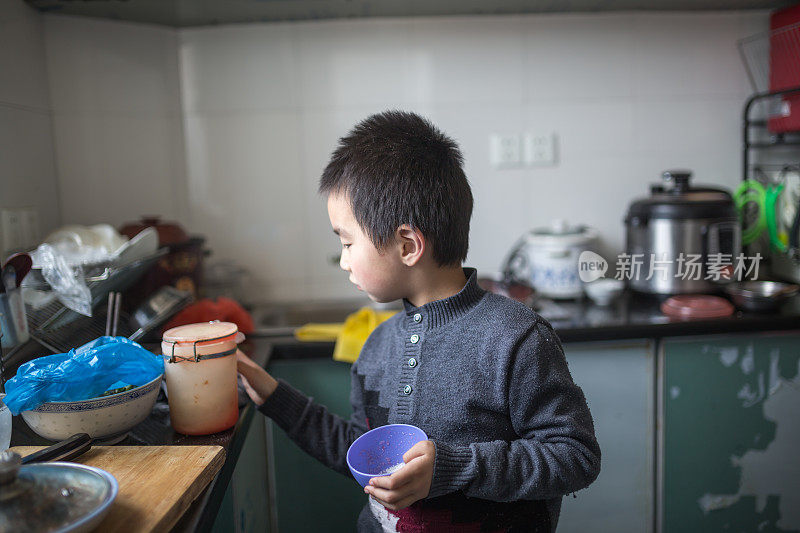 可爱的中国男孩在厨房