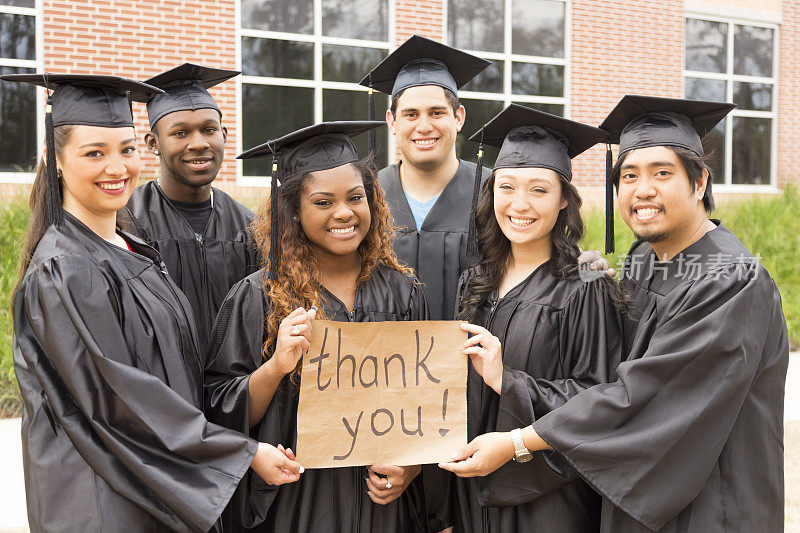 教育:朋友们在大学毕业后举着“谢谢”的牌子。