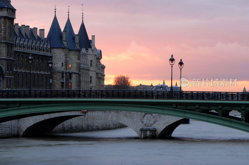 日落在塞纳河大桥和老建筑法国巴黎