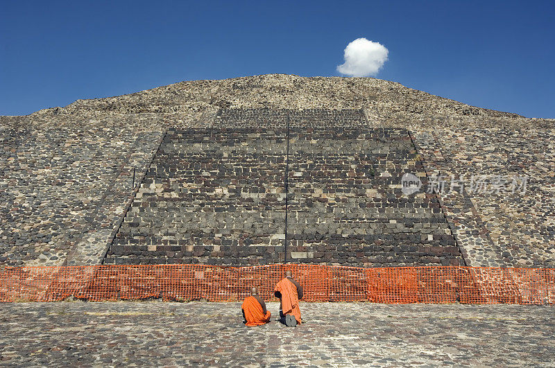 墨西哥特奥蒂瓦坎月亮金字塔上的祈祷
