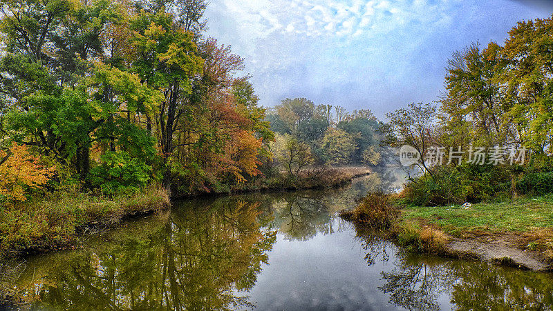 河上雾蒙蒙的秋日早晨