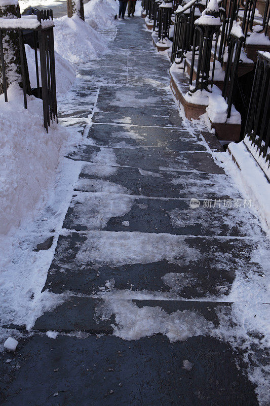 雪铲掉了布鲁克林的一条青石人行道