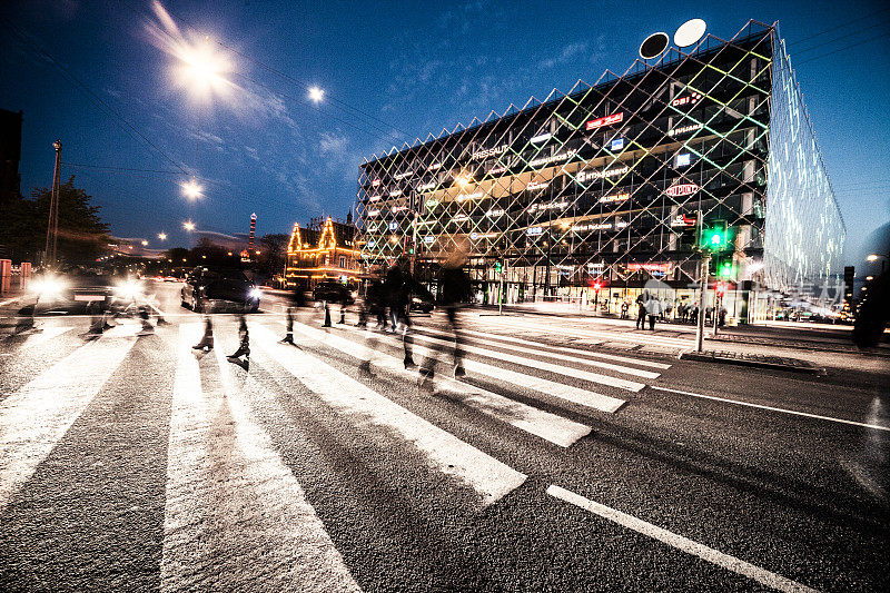 黄昏时分，哥本哈根市中心拥挤的街道