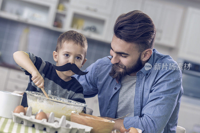 父子做饭