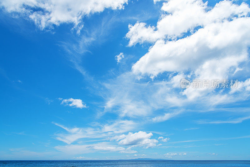 热带海洋和壮观的天空