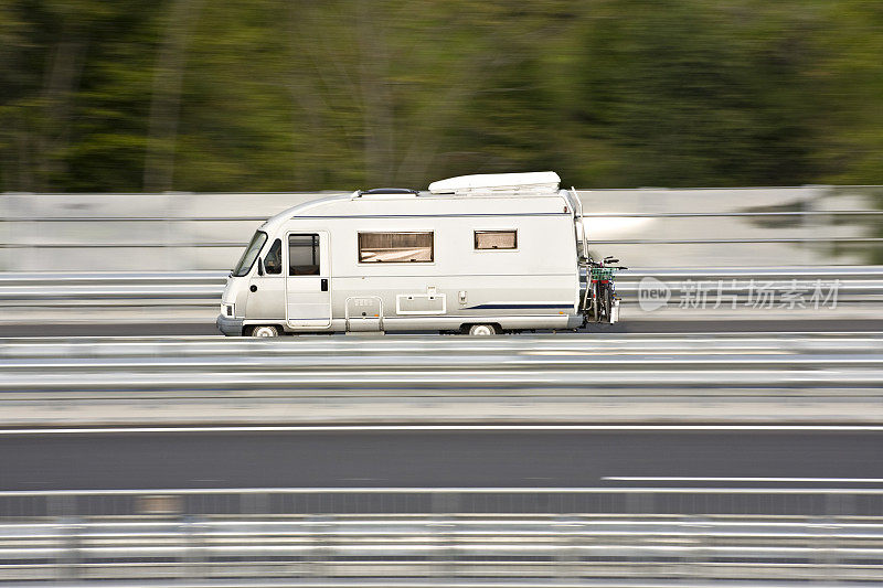 高速公路上的Wohnmobil汽车