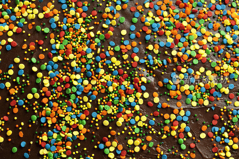 巧克力蛋糕糖霜和多色的糖屑