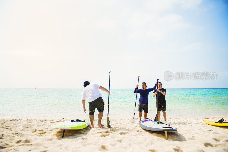 朋友们在冲绳岛的海滩上玩耍