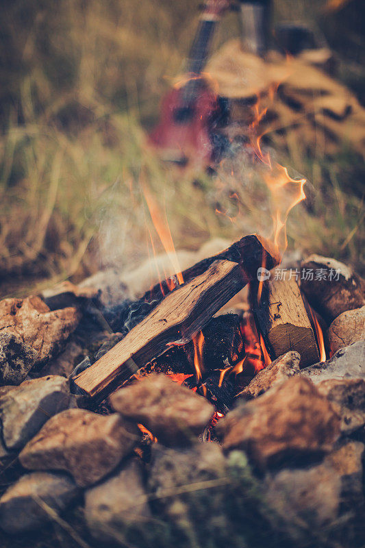 野外露营的篝火