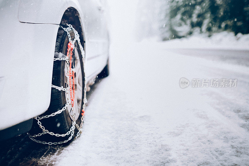 冬天里带雪链的汽车