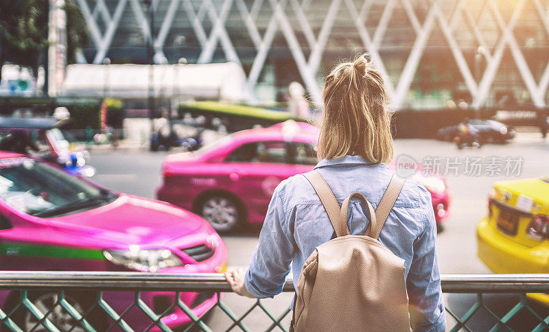 年轻女子探索曼谷的街道