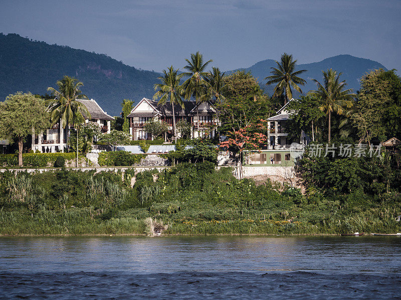 老挝琅勃拉邦湄公河上的房屋和旅馆