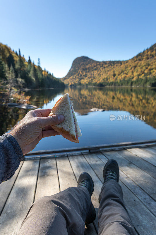 POV户外徒步旅行的放松时间在山，湖，秋天