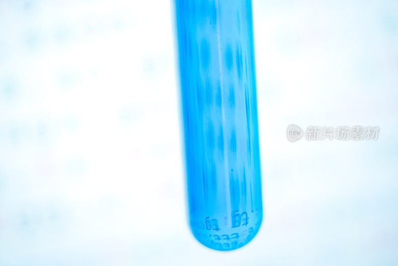 试管，蓝色溶液，背景是DNA序列