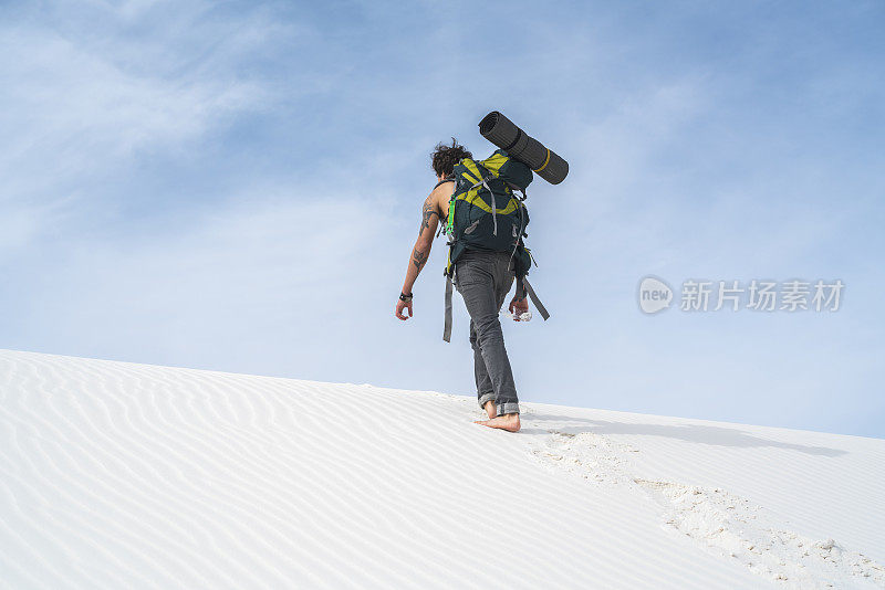 这位年轻人，旅行者，背包客，正在探索新墨西哥州的白沙国家纪念碑