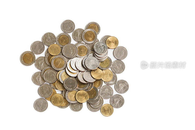 一种货币的多值币堆，白色背景，右侧空白文字装饰，省钱概念(俯视图)