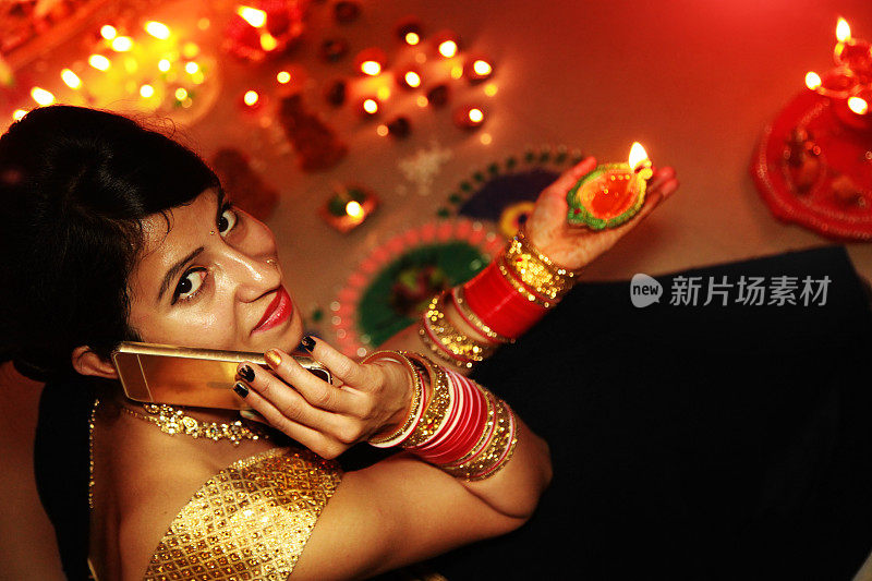 年轻的印度传统妇女在排灯节