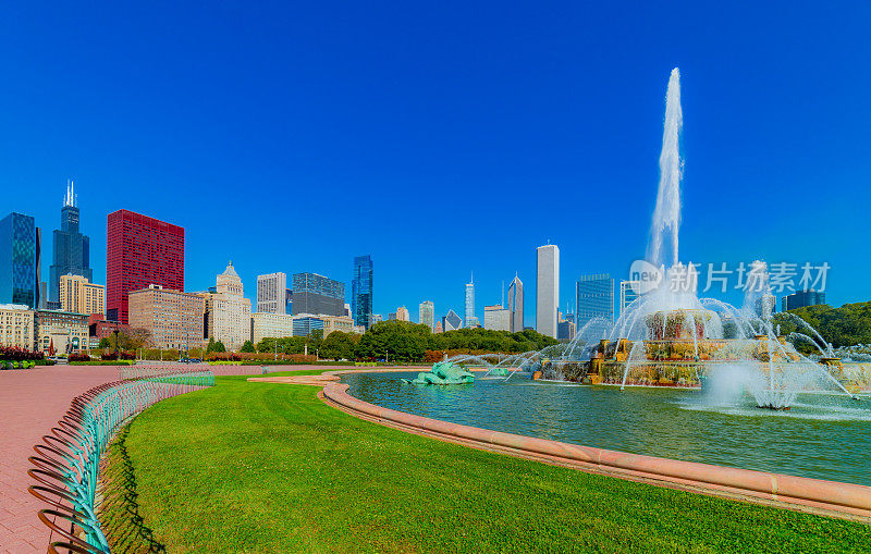芝加哥的天际线和来自伊利诺伊州格兰特公园的白金汉喷泉。(P)