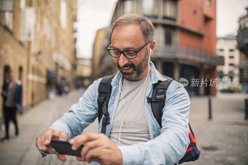 一个男人在街上用手机