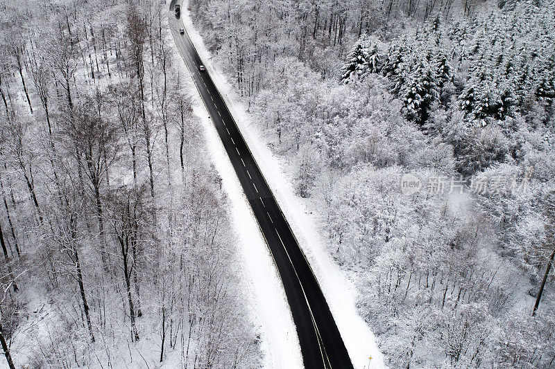 穿越冬季森林的道路-鸟瞰图